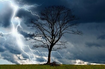 "Gott der allmächtige Vater ... halte Blitz, Hagel und jedes Unheil von euch fern" (aus dem Wetter-Segen)